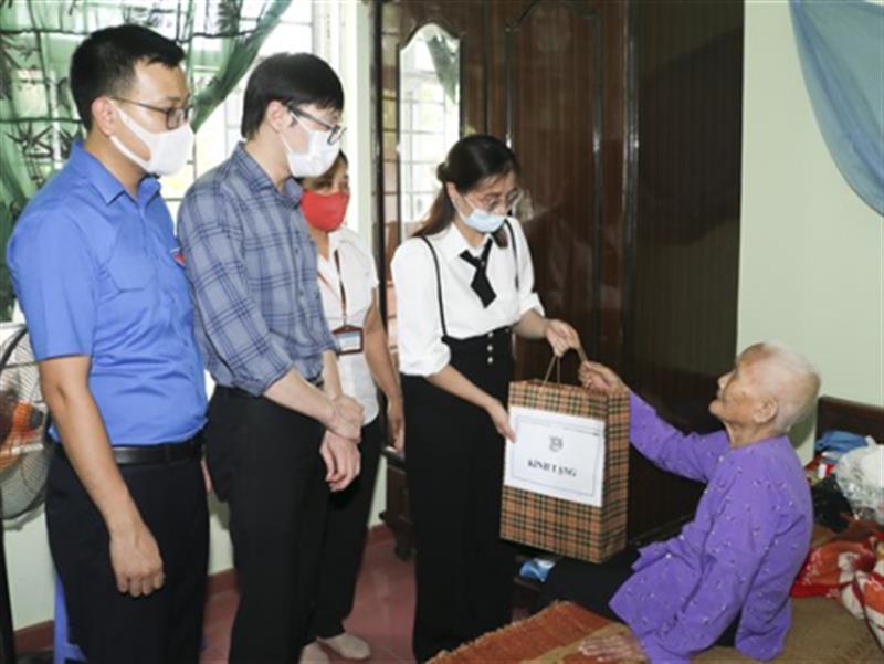 Hanopro cùng Huyện đoàn Gia Lâm tặng quà gia đình chính sách nhập dịp 27/7