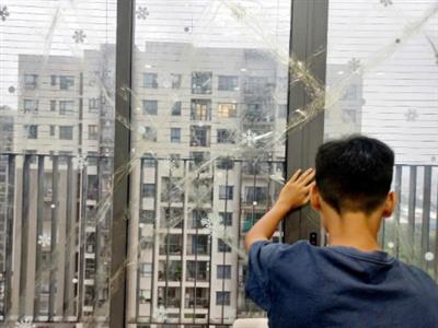 Có Nên Dùng Băng Dính Dán Kính Chống Bão Không? Chuyên Gia Giải Đáp